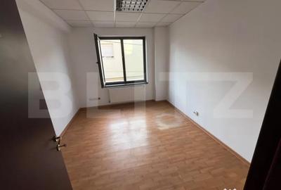 Spațiu comercial, de 586 mp, în Micro 11 - 11