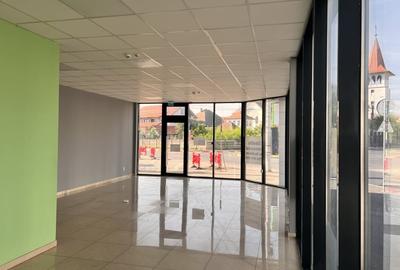 Spatiu comercial modern stradal cu vitrine mari - 3