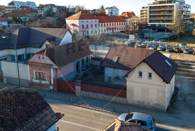 2 case cu curte proprie - locatie centrala - 1
