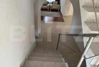 Casa de vanzare cu 5 camere, 200 mp, zona Micro 3 - 8
