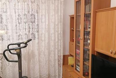 Apartament cu 4 camere decomandat, mobilat în Titan