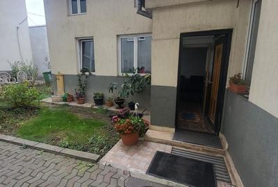 Casa tip vila mansardata, centrala si curte proprie, loc de parcare, 8min metrou - 3
