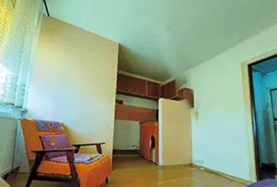 Proprietar ofer garsoniera mica, dar cu centrala proprie - 1