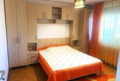 Apartament cu 3 camere decomandat, mobilat în Tractorul - 8