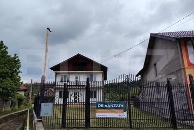 Casa de vanzare, cu 6 camere, 288 mp, zona Voinesti