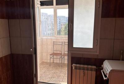 Apartament cu 4 camere semidecomandat în Apărătorii Patriei