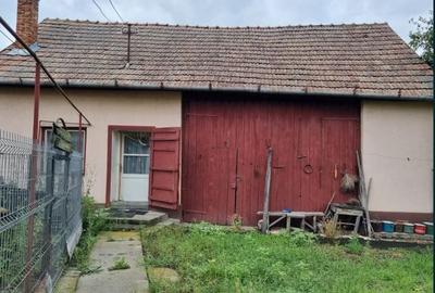 Teren generos 1411 mp cu casa veche si utilitati in centrul Apahidei