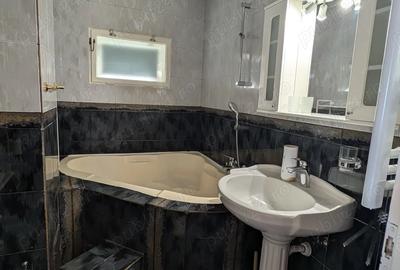 Apartament cu 4 camere decomandat în Intim