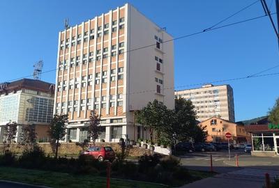 Clădire comercială cu 4 etaje de închiriat BD.Republicii, în Reșița, Caraș-Sever - 2