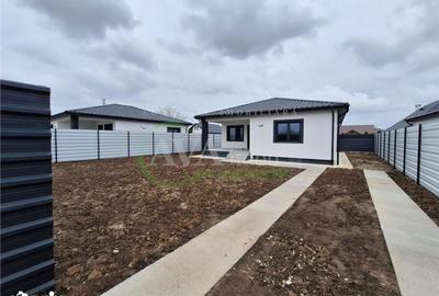 Casă cu 3 camere cu Teren 370 Mp în Letea Veche - 1