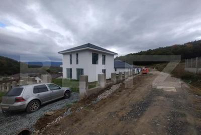 Casa 111 mp,pe 2 nivele cu 4 camere,570 mp teren,zona Valea - 16