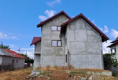 Casă cu 4 camere în Central - 2