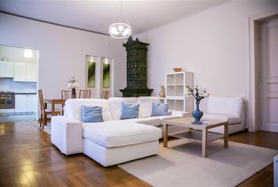 Apartament cu 3 camere semidecomandat, mobilat în Central