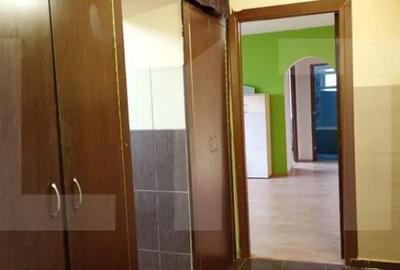 Apartament cu 2 camere semidecomandat, mobilat în Simeria