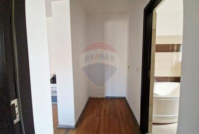 Apartament cu 3 camere, curte si loc de parcare zona Alfa - 9