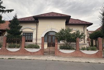 Casă cu 4 camere cu Teren 1000 Mp în Central - 1