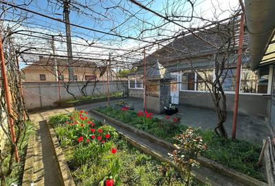 Casă cu 3 camere cu Canalizare în Central