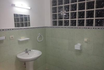 Casă cu 30 camere cu Canalizare în 13 Septembrie - 13