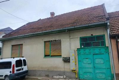 Resita Casa Curte Comuna cu Teren si Garaj.Un singur vecin