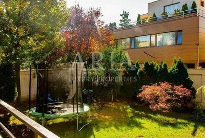 Casă individuală cu 11 camere cu Canalizare în Iancu Nicolae