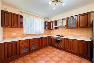 Casă cu 5 camere cu Garaj în Central - 4