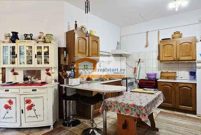 Casă cu 9 camere cu Teren 1500 Mp în Central