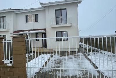 Casă cu 3 camere cu Canalizare în Moșnița Nouă