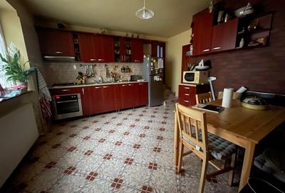 Casa de Vanzare - 3 camere, curte, 2 terase si gradina - 3