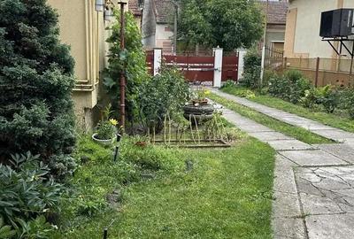 Casă cu 4 camere cu Teren 800 Mp în Central - 1