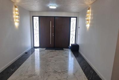 Casă cu 10 camere cu Teren 780 Mp în Central - 1