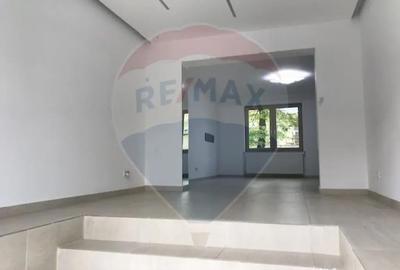 Spațiu comercial, de 50 mp, în Central - 8