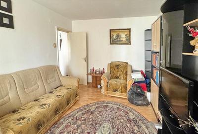 Apartament cu 3 camere decomandat în Astra