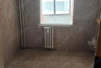 Ap.2 cam.decom,et.3 4,zona DEMOCRATIEI,bl curat si linistit,pret decent,propietar - 5