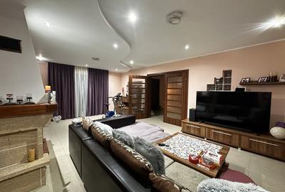 Casă individuală cu 8 camere cu Garaj în Cetate - 1