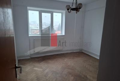 Apartament cu 4 camere decomandat în Central - 2