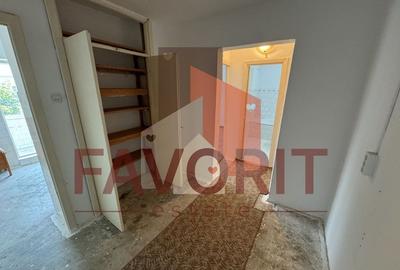 Decomandat. Model spatios. Disponibil imediat. Etaj intermediar. - 11