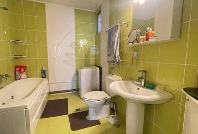 De Vanzare apartament in casa, Central - 10
