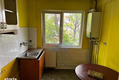 Apartament cu 3 camere semidecomandat în Podu Roș