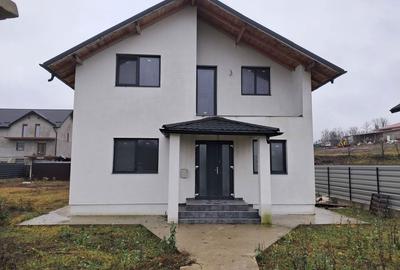 Casă cu 4 camere în Central - 1