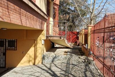 Casă individuală cu 7 camere cu Canalizare în Băneasa