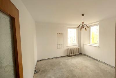 Apartament cu 3 camere decomandat în 13 Decembrie - 15