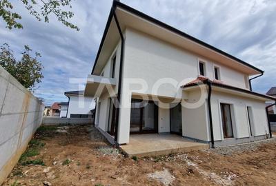 Casa individuala de vanzare cu teren, terasa, garaj si curte Selimbar