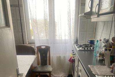 Apartament cu 3 camere semidecomandat în Grivița