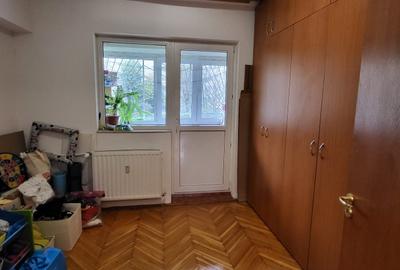 STRADAL, et. 1/10, decomandat, vedere mixta, bloc 1985 REABILITAT, tramvaiul 41 - 14