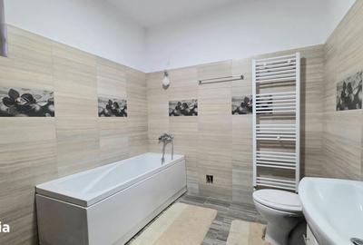 Casă cu 4 camere decomandat în Central
