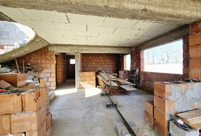 Casă cu 5 camere cu Teren 1079 Mp în Ghioroc - 4