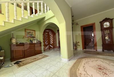 Casă cu 10 camere cu Teren 908 Mp în Central