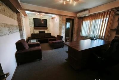 Spațiu comercial, de 50 mp, în Central - 3