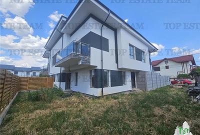 Duplex cu 5 camere cu Canalizare în Roșu - 1