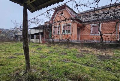 Casă cu 4 camere în Tritenii de Sus